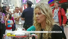 Kim Clijsters poseert op Time Square de dag na haar zege
