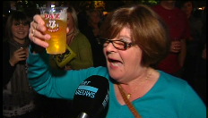 Clijsters trakteert fans op bier in Bree