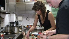 Poolse vrouwen smullen van naakte sushi-man