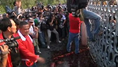 Thaïse betogers zeggen het met bloed
