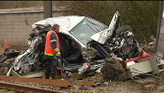 Auto onder trein in Sint-Truiden