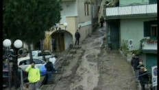 Modderstroom teistert dorp in Sicilië