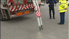 Politie plukt gevaarlijke vracht van de weg
