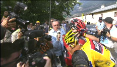 Cadel Evans huilt bij ploegmaat na de aankomst