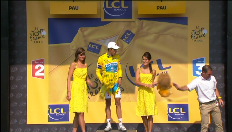 Boegeroep voor Contador op het podium