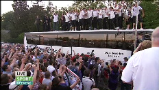 Supporters wachten de spelers van OHL op