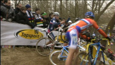 Duitser en Fransman knokken in de achtergrond