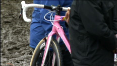 Zdenek Stybar krijgt roze fiets voor 2012