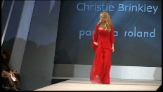 Net niet onderuit op catwalk van Red Dress Collection