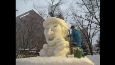 Sneeuwkunstenaars aan het werk in Japan
