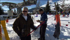 Prins Filip wijst familie de weg op de skipiste