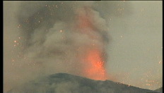Etna barst uit in besneeuwd landschap