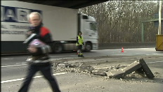 Vrachtwagen slaat gat in brug over E313