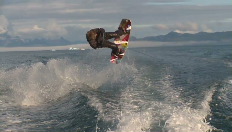 Wakeboarden op ijskoud water in Alaska