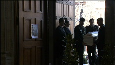Eerste kistje overvolle Sint-Pieterskerk ingedragen