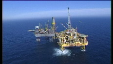 Gaswolk boven boorplatform in Noordzee