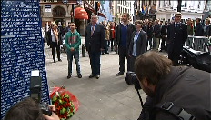 Bloemen voor holebi-helden in Brussel