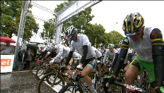 Peloton vertrekt in de regen voor het BK wielrennen