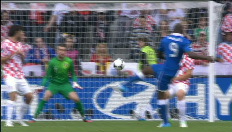 Balotelli trapt recht op de vuisten van Pletikosa
