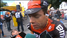 Cadel Evans maakt een grapje over de naam van de finish