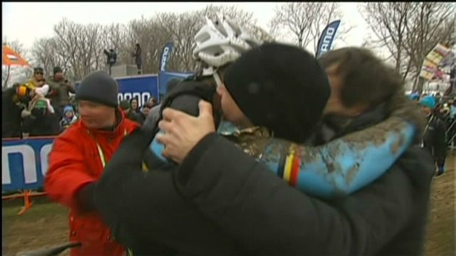 Sven Nys vliegt zijn begeleiders in de armen