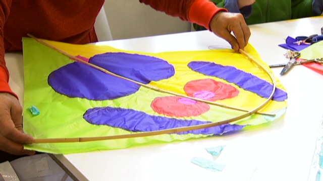 deredactie.be video: Hoe maak je zelf een vlieger zoals in Afghanistan?