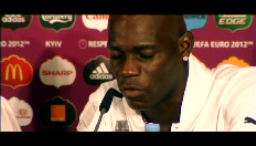 Balotelli is de ster van de Italiaanse persconferentie