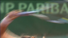 Azarenka werkt frustratie uit op racket