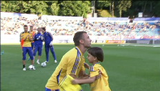Oekraïense jongen viert en krijgt shirt van Sjevtsjenko