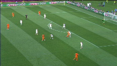Robben mikt een bal op de paal