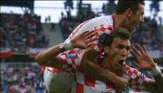 Mandzukic trapt via de paal de gelijkmaker in doel