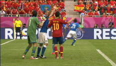 Schot van Iniesta zoeft net naast