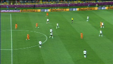 Ozil trapt op de paal, Van Persie mikt naast