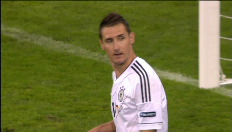 Özil, Reus en Klose laten 1-0 liggen