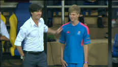 Trainer Löw dolt wat met een ballenjongen