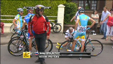 Valpartij vooraan in het peloton