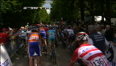 Opstopping in het peloton boven op de top