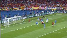 Fabregas dribbelt Italianen op een hoopje